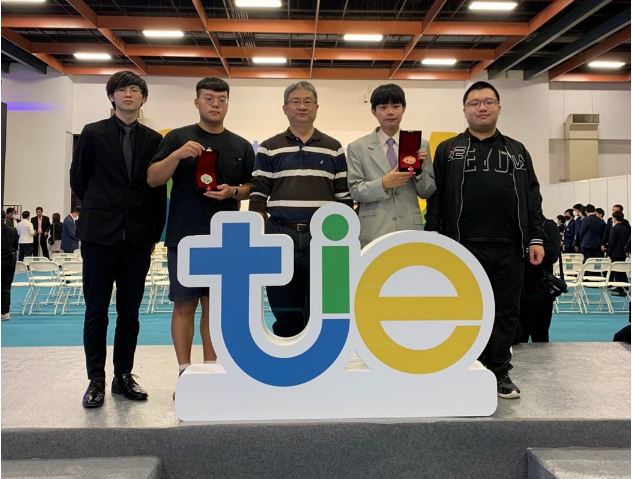 资工系陈维魁教授指导学生参加台湾创新技术博览会，获得1银1铜佳绩。